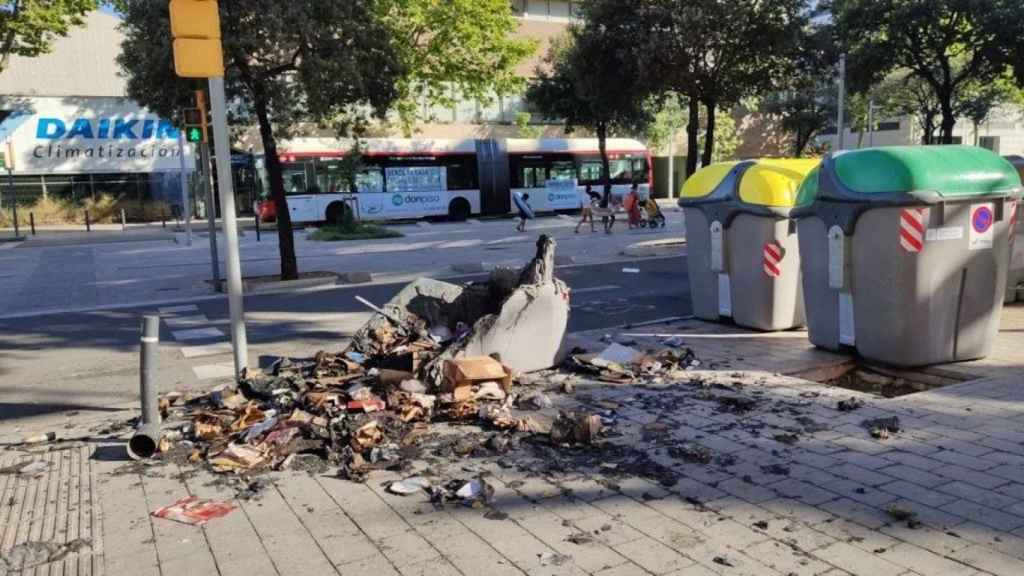 Un contenedor quemado en la Vila Olímpica, este jueves / CEDIDA