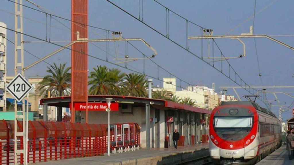 Un tren pasa por la estación de Premià de Mar, localidad donde se ha producido el atropello / TRENSCAT