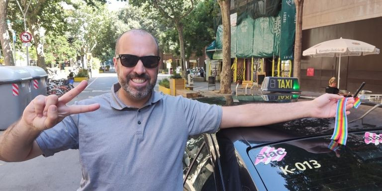 Jaime, taxista y secretario de STAC en Barcelona, instala la bandera en su taxi / CEDIDA