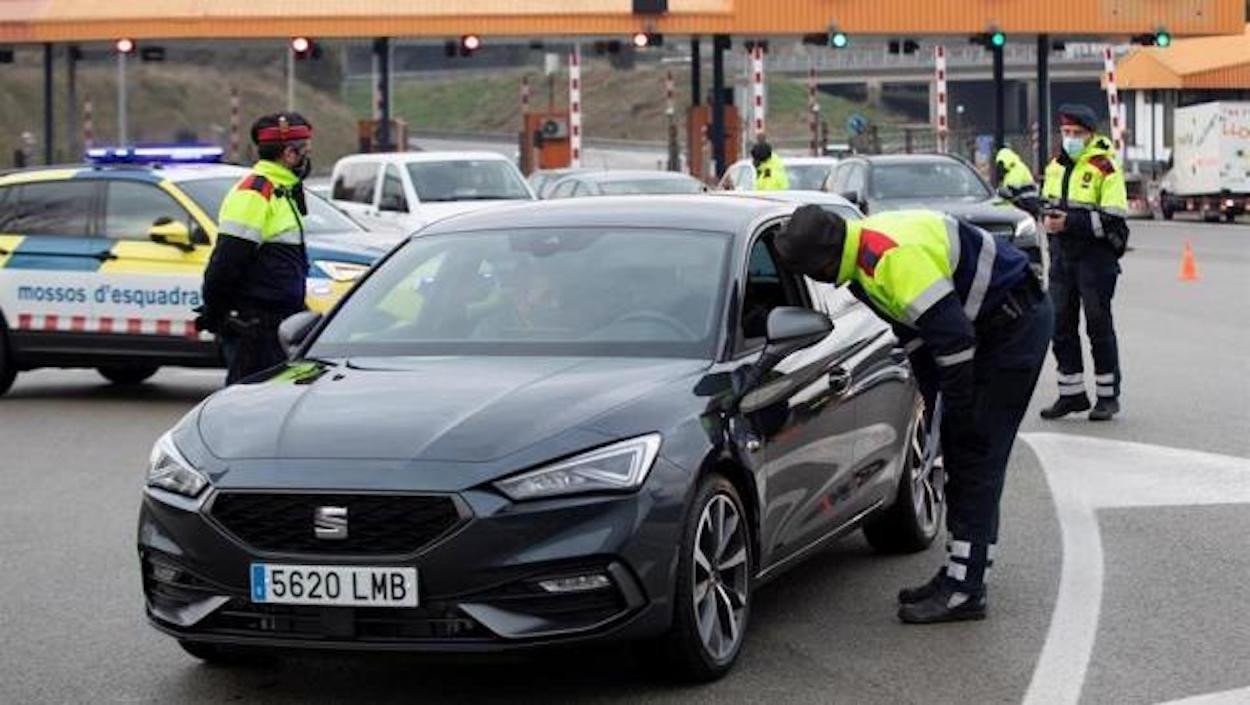 Control de los Mossos d'Esquadra en una imagen de archivo / EFE