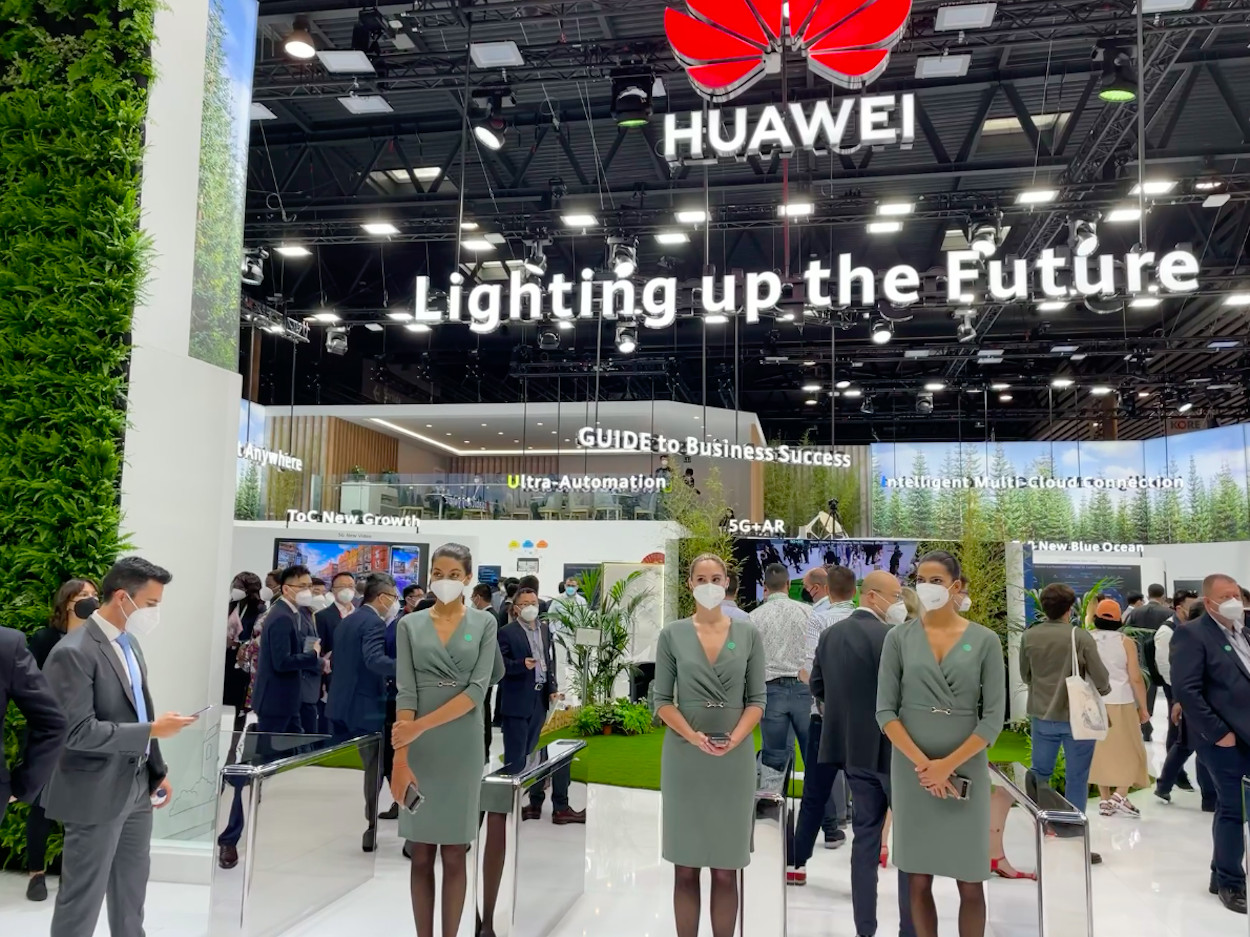 Tres azafatas en la entrada del stand de Huawei en el MWC 2021 / METRÓPOLI