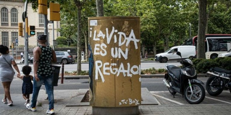 Recuerdo de TVBoy a Pau Donés en Diagonal con paseo de Gràcia / METRÓPOLI - PABLO MIRANZO