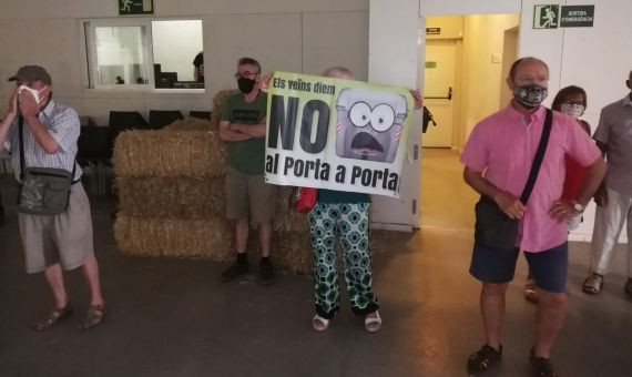 Vecinos de Sant Andreu protestan de nuevo contra el puerta a puerta / METRÓPOLI