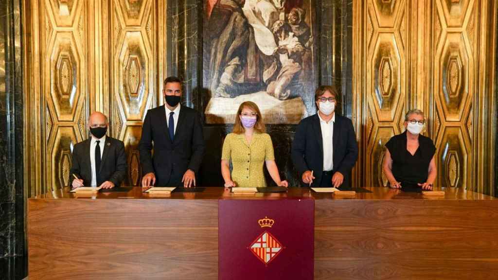 Firma del documento para impulsar la candidatura de Barcelona como Capital de la Arquitectura / EUROPA PRESS