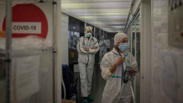 Sanitarios del Hospital del Mar protegidos contra el coronavirus / EUROPA PRESS - DAVID ZORRAKINO