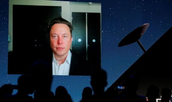 Pantalla en la que ha comparecido Elon Musk en el MWC 2021 desde California / EFE