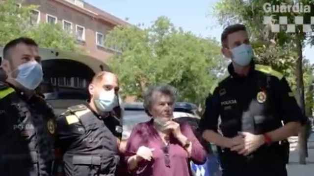 Agentes de la Guardia Urbana salvan la vida de una mujer que sufrió un infarto / GUARDIA URBANA