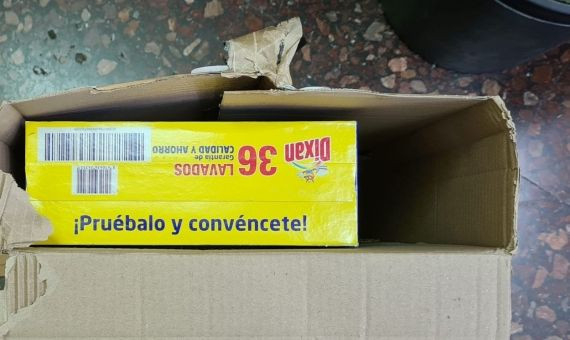 Una de las cajas de detergente, en el interior del paquete que recibió Jordi Z.C. / CEDIDA