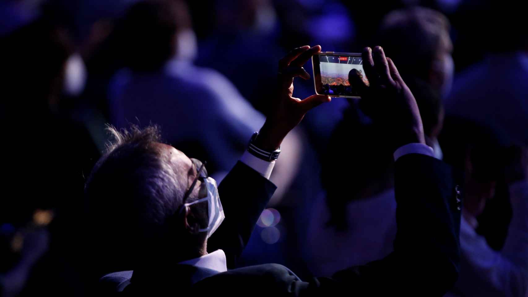 Un asistente fotografía la conferencia de Elon Musk en el MWC 2021 / EFE