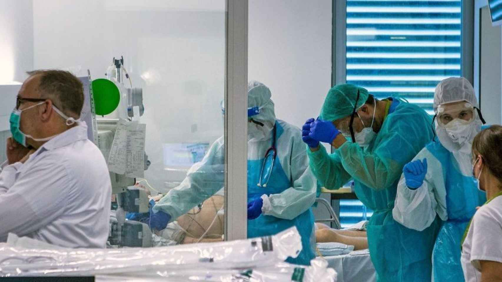 Personal sanitario de un hospital de Barcelona atiende a pacientes con coronavirus / EFE