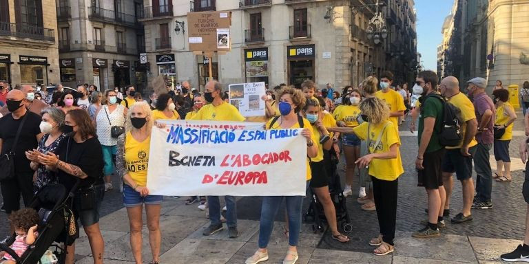 Manifestantes de Ciutat Vella en la plaza de Sant Jaume / AVV CASC ANTIC