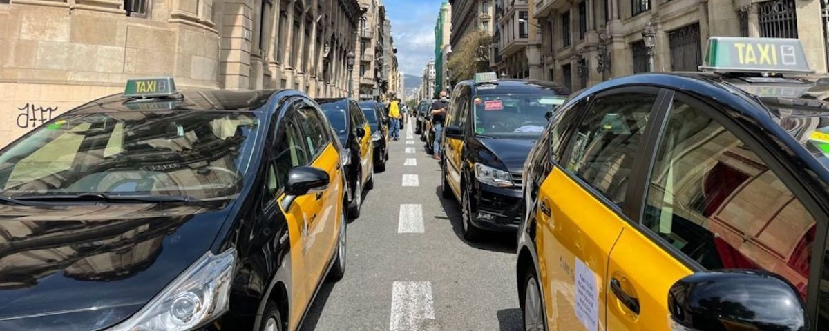 Taxistas colapsan Via Laietana en una marcha lenta contra los VTC / DAVID GORMAN