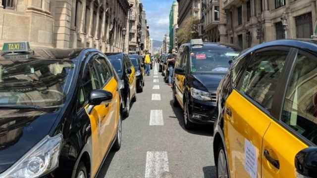 Taxistas colapsan Via Laietana en una marcha lenta contra los VTC / DAVID GORMAN