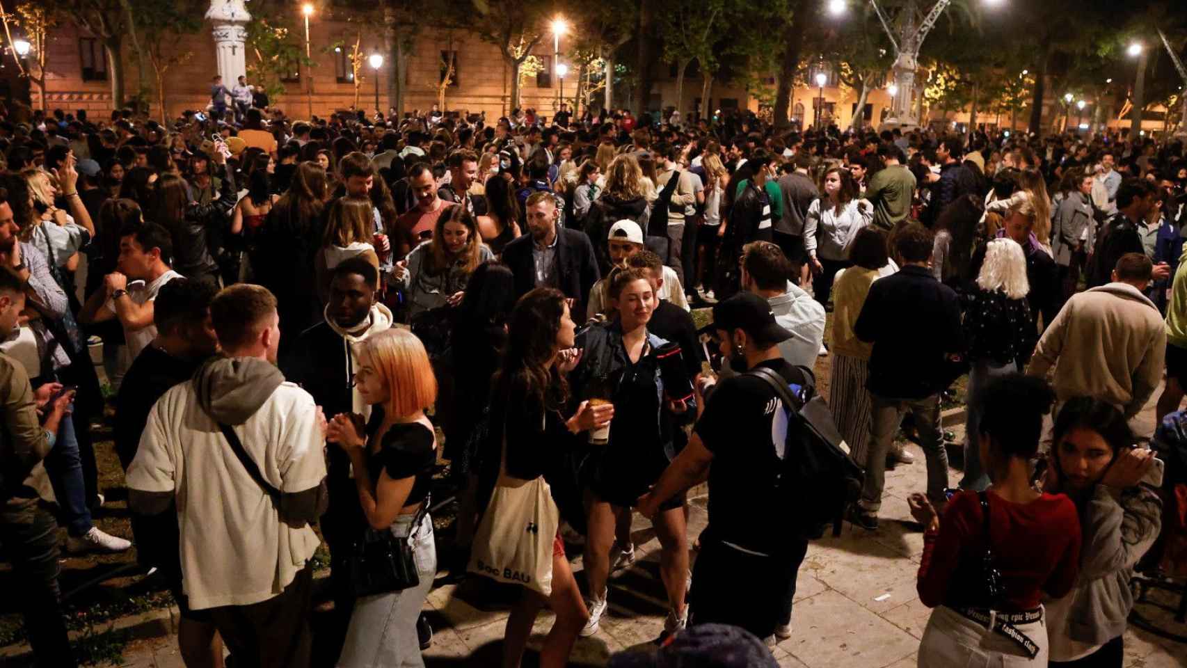 Jóvenes de botellón en Barcelona / EFE