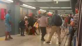 Pelea en la parada de Santa Eulàlia en la L1 del Metro / 'BCN LEGENDS' - TELEGRAM