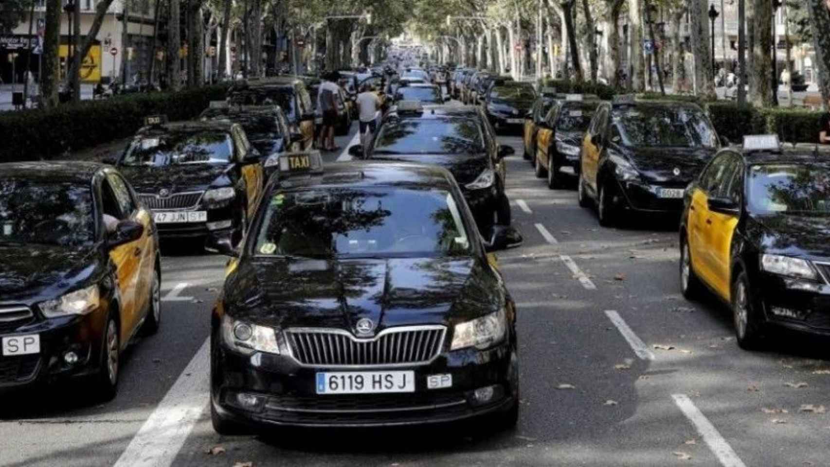 Taxis en la Gran Via de Barcelona / EFE