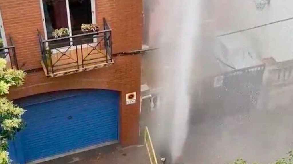 Géiser gigantesco en Nou Barris por un escape de agua / TWITTER