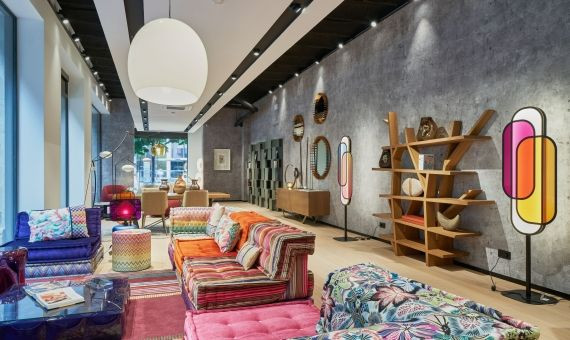 Muebles de Roche Bobois expuestos en el interior de la tienda de la calle de Paris / CEDIDA