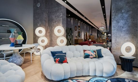 Muebles de Roche Bobois expuestos en el interior de la tienda de la calle de Paris / CEDIDA