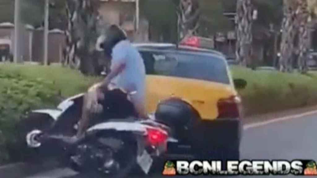 Momento en que el taxi impacta contra la moto en el accidente / BCNLEGENDS