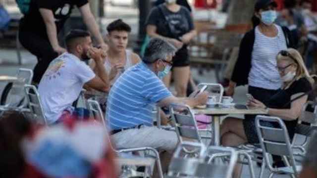 Una terraza en un bar de Barcelona, una tipología de negocio que se podrá beneficiar de los ayudas de Collboni / EUROPA PRESS