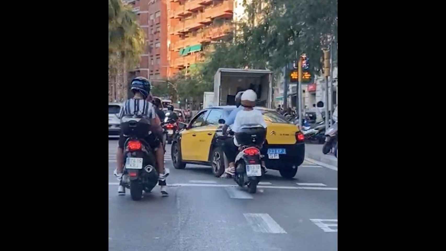 El taxi con el retrovisor roto, antes de embestir a la moto