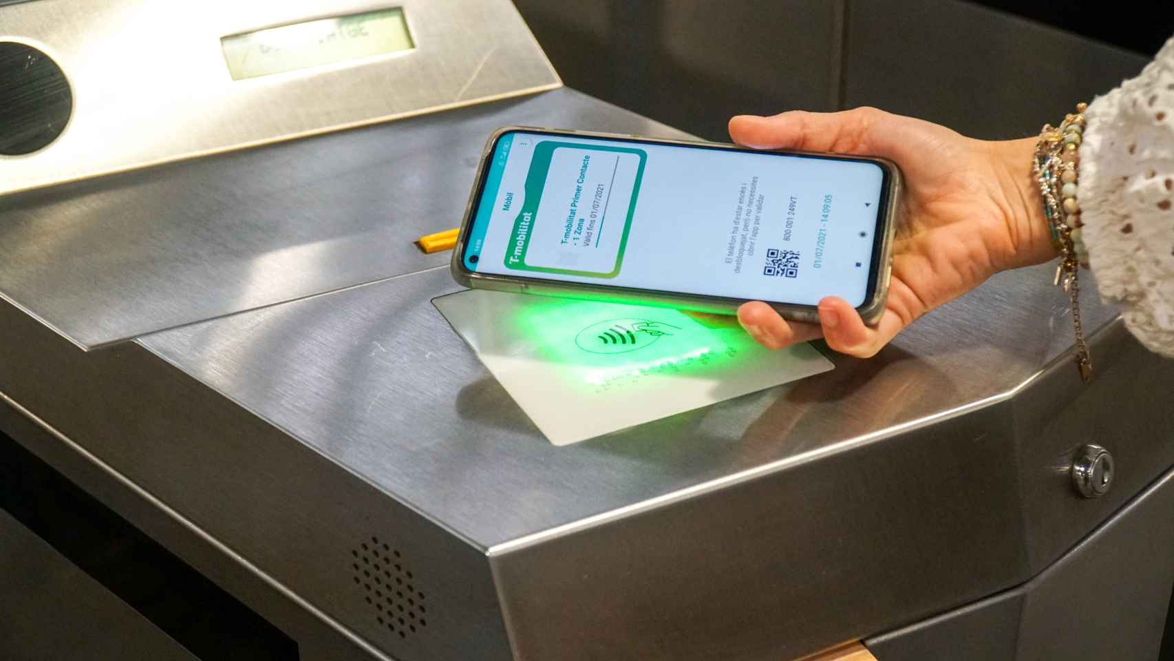 Una usuaria utiliza la T-Mobilitat en el metro de Barcelona