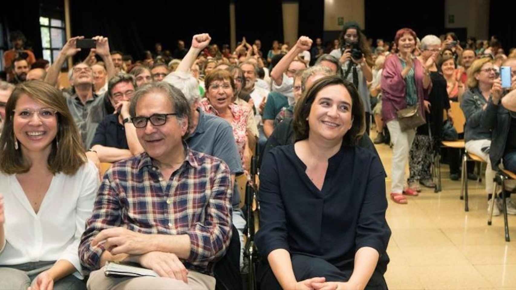 Joan Subirats, entre Ada Colau y Janet Sanz, en un acto / EFE