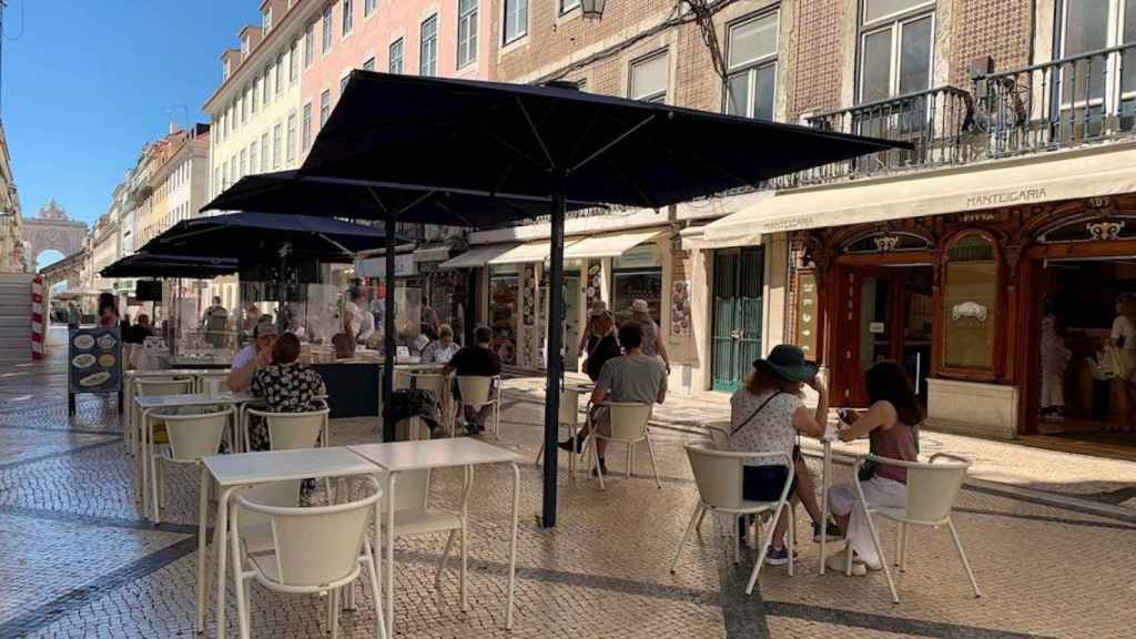 Lisboetas en una terraza de la Rua Augusta / EFE - Vandrea Caballero