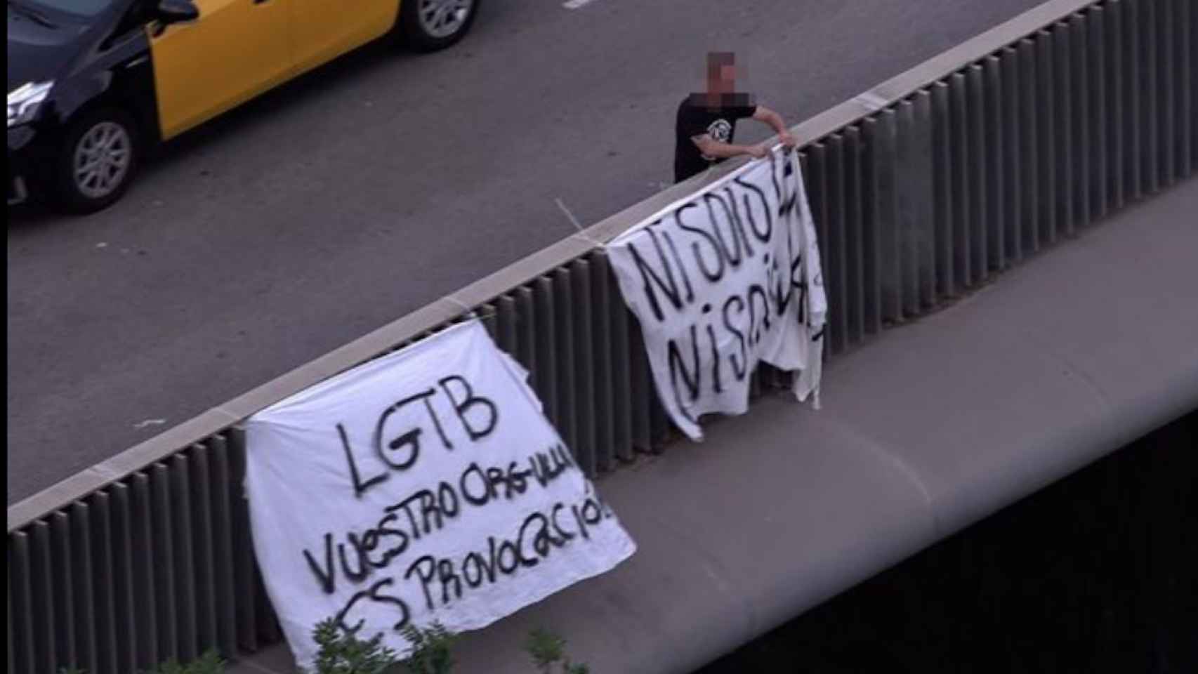 Carteles homófobos en la Gran Via / TWITTER @sanchezberger