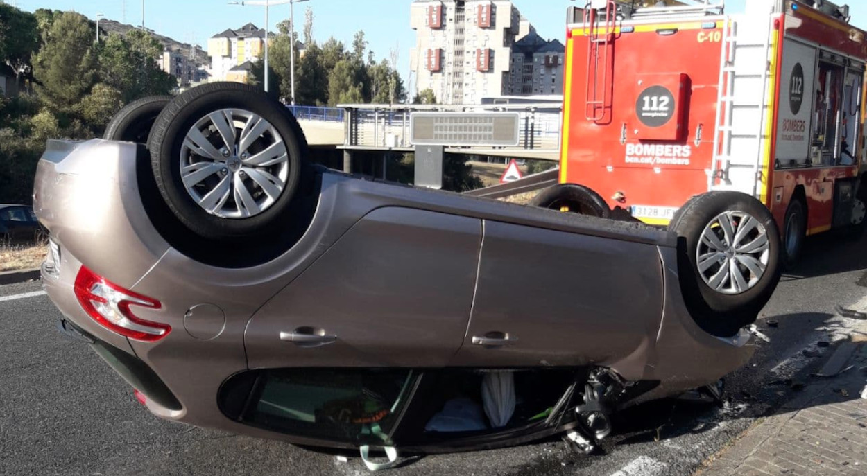 Coche volcado en el accidente en la Ronda de Dalt / BOMBERS