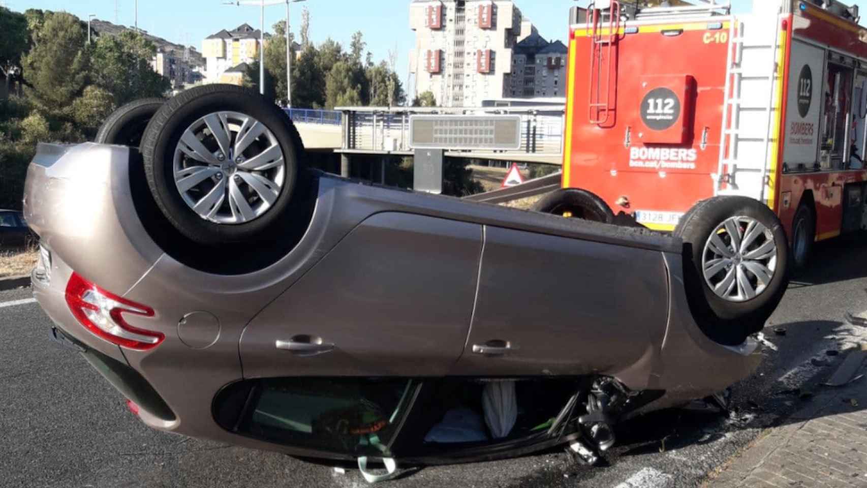 Coche volcado en el accidente en la Ronda de Dalt / BOMBERS