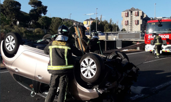 Un bombero interviene en el accidente de la Ronda de Dalt / BOMBERS