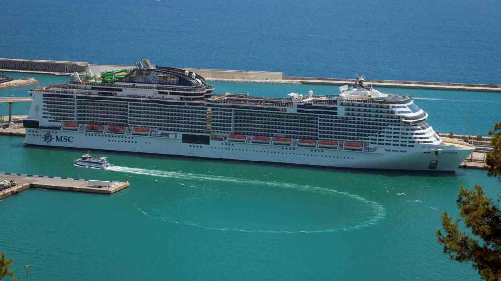 Visa del crucero Grandiosa atracado en el Puerto de Barcelona, de la compañía MSC Cruceros