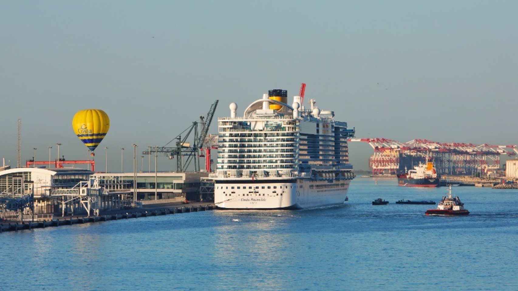 Un crucero de Costa Smeralda en el Puerto de Barcelona