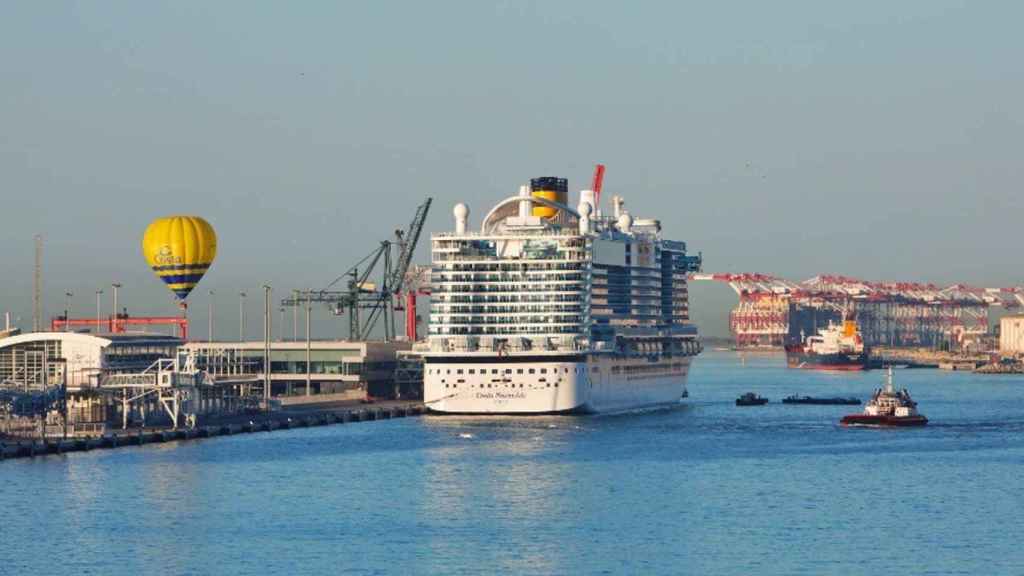 Un crucero de Costa Smeralda en el Puerto de Barcelona