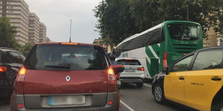 Atasco en la avenida Meridiana / METRÓPOLI