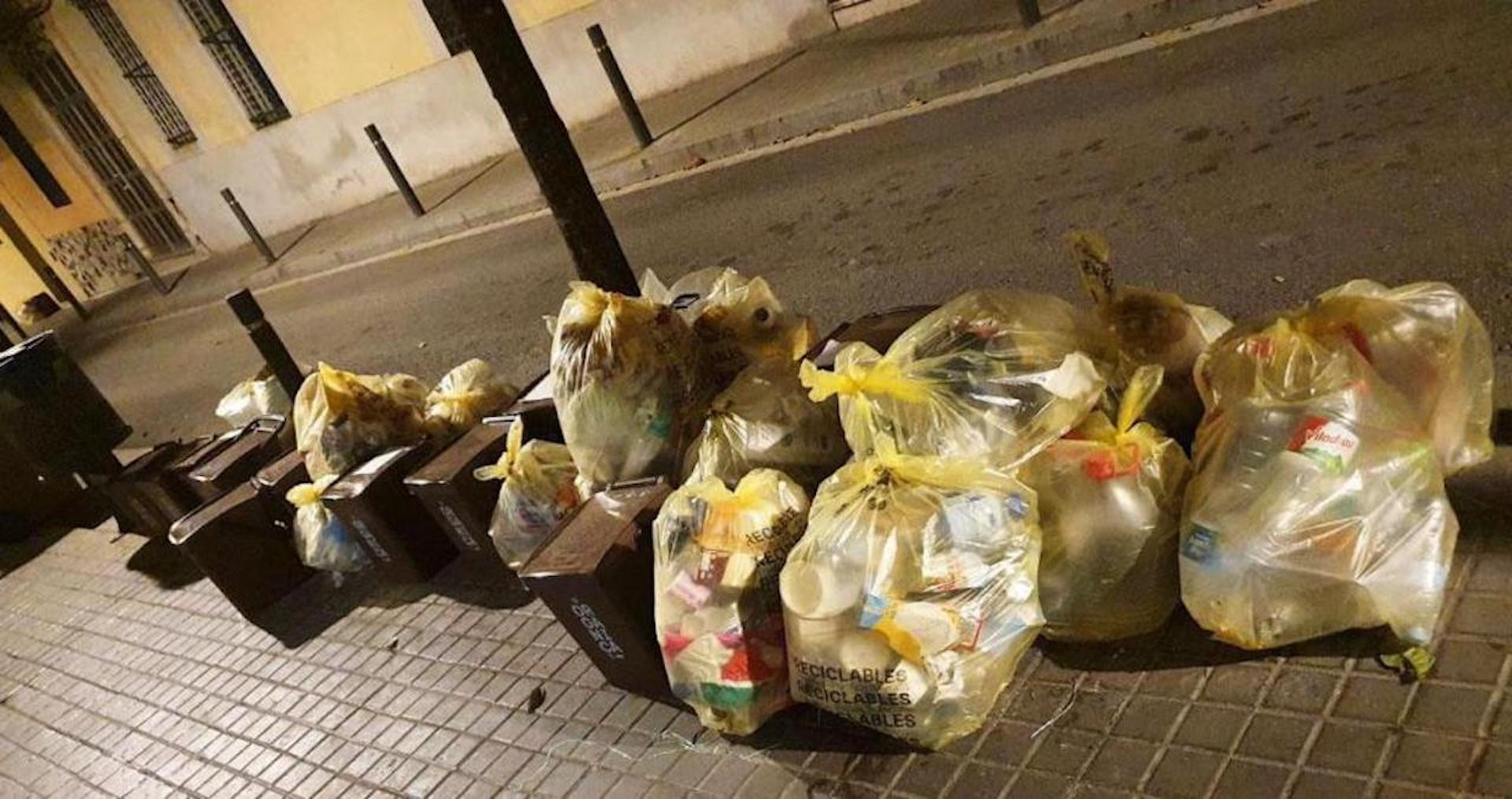 Bolsas de basura en una calle de Sant Andreu; el nuevo sistema de recogida de residuos ha generado malestar / ARCHIVO