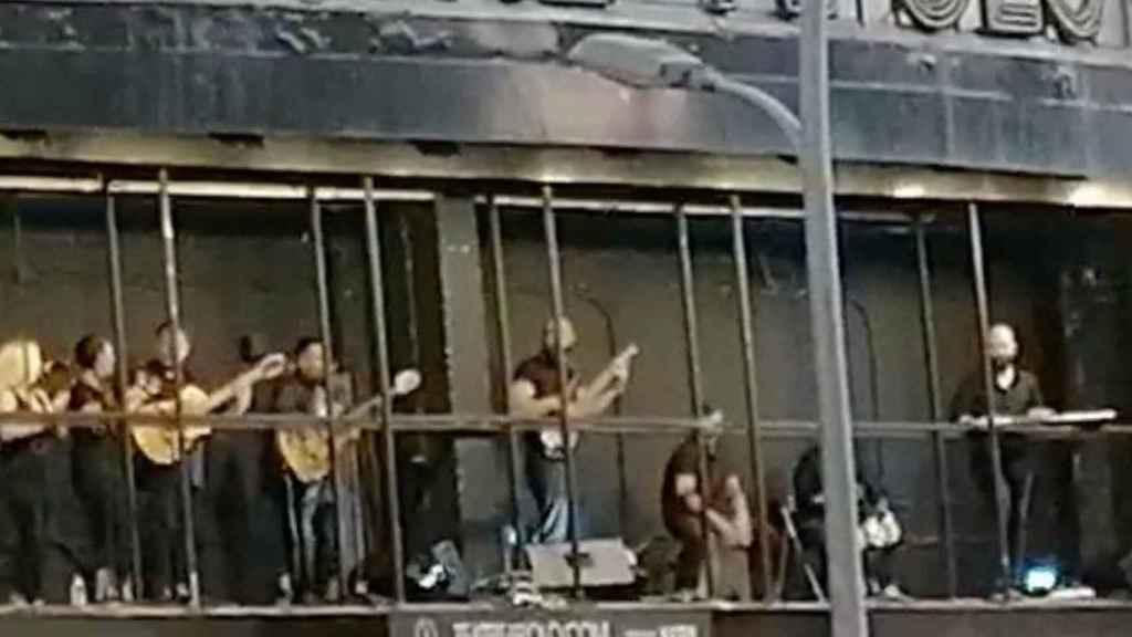 Concierto de Sabor de Gràcia desde la fachada de un teatro