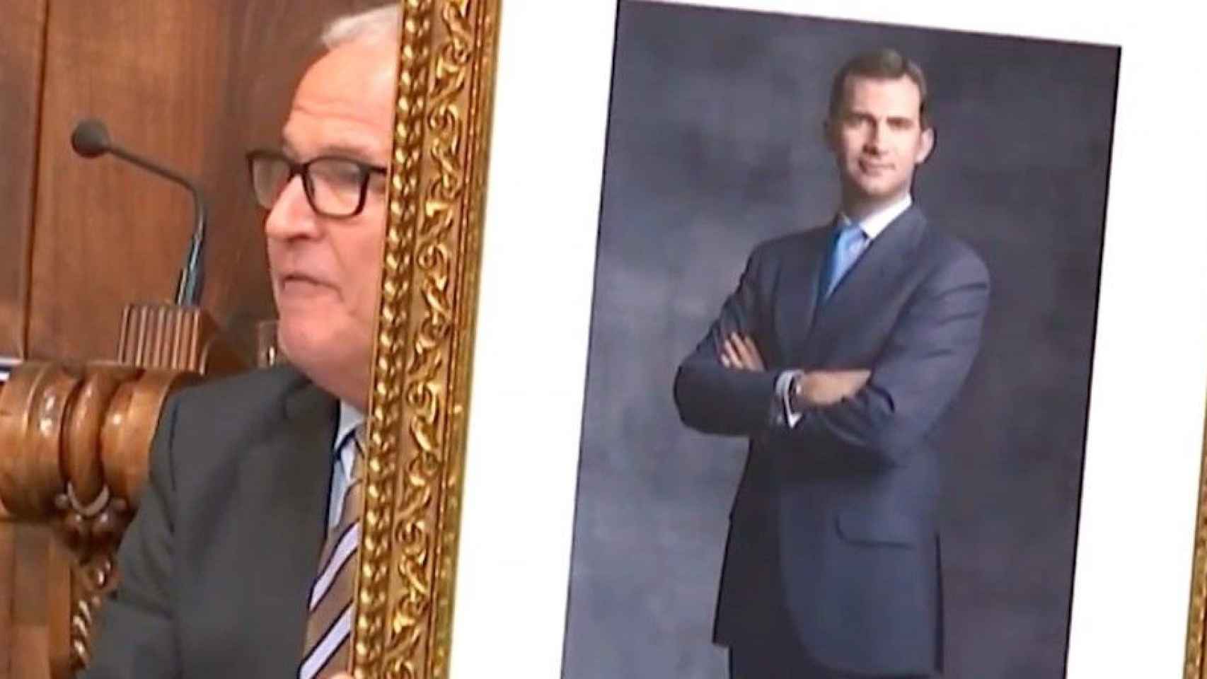 Josep Bou con una imagen del Rey Felipe VI en el pleno / AYUNTAMIENTO DE BARCELONA