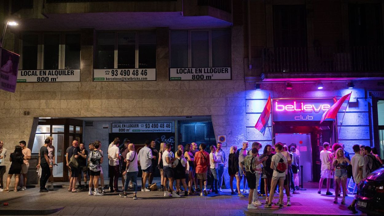 Cola en una discoteca de Barcelona / Pau Venteo - Europa Press
