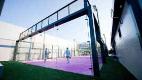 Dos jugadores en una pista de FairPlay Padel / PLAYTOMIC