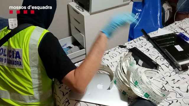 Títulos de transporte falsificados y dinero incautado por la policía / MOSSOS D'ESQUADRA