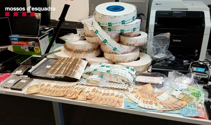 Títulos de transporte falsificados y dinero incautado por la policía / MOSSOS D'ESQUADRA