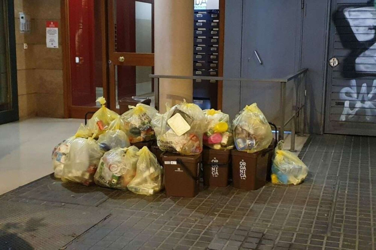 Cubos y bolsas de basura en Sant Andreu / AV Sant Andreu Sud