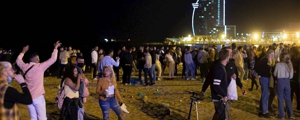 Uno de los botellones masivos realizados en la Barceloneta / EFE