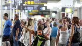 Imagen de turistas en el Aeropuerto de Barcelona esperando la salida de su vuelo