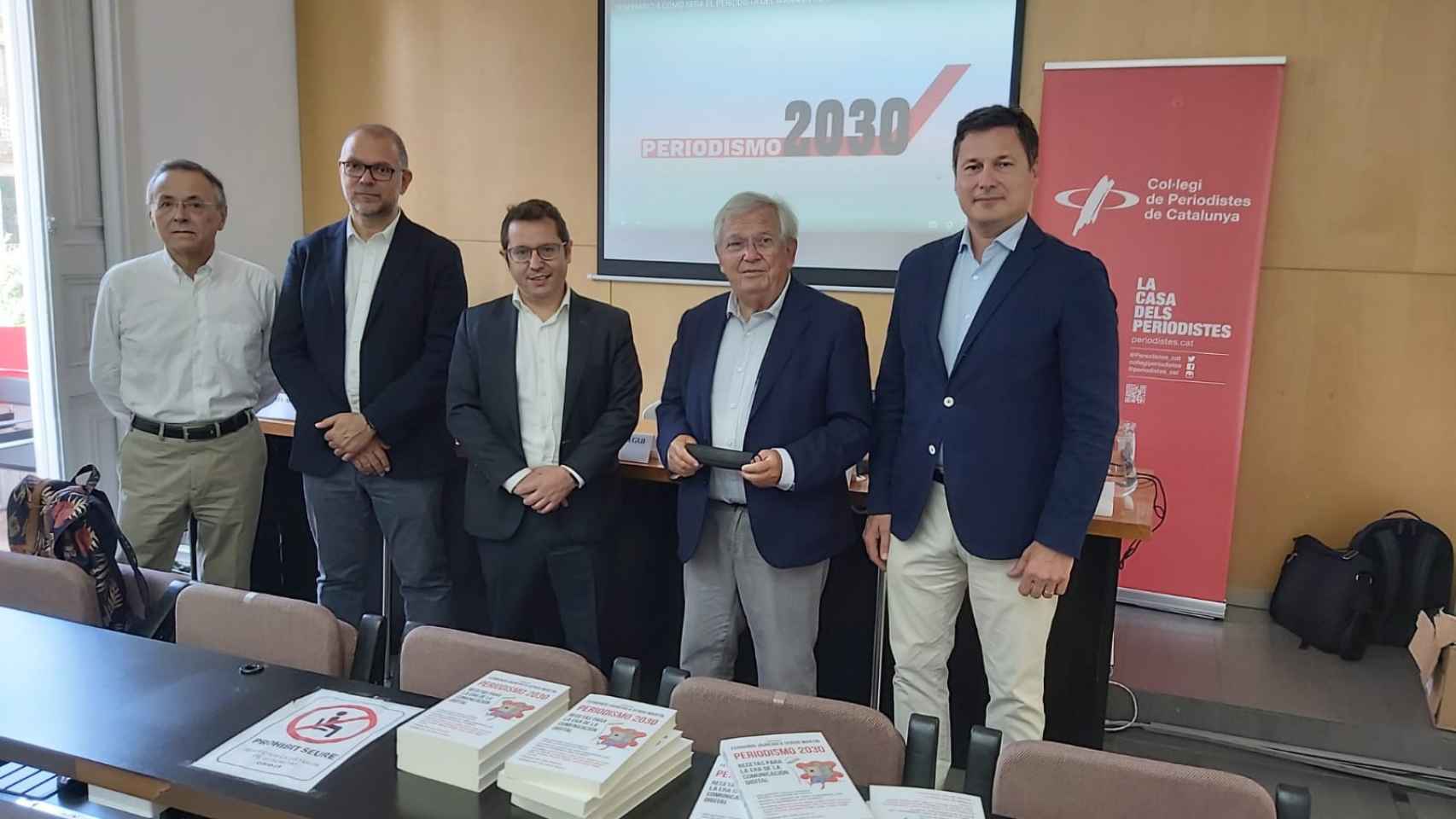 Pedro Vega, JM.Morros, Sergio Martín, Fernando Jáuregui y Josep Alfonso, durante la presentación del libro 'Periodismo 2030' en el Col.legi de Periodistes / L.R.