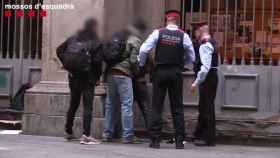 Agentes de los Mossos en el Raval durante un operativo / MOSSOS