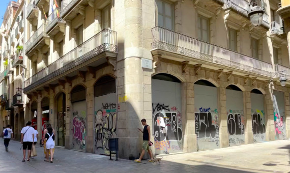 Uno de los locales que han quedado cerrados y tapiados en la calle de la Portaferrissa / METRÓPOLI